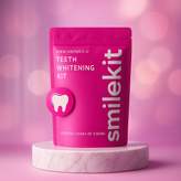 کیت بلیچینگ اسمایلکیت با چراغ LED و سرنگهای ژل روی پسزمینه سفید