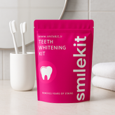 کیت بلیچینگ اسمایلکیت با چراغ LED و سرنگهای ژل روی پسزمینه سفید