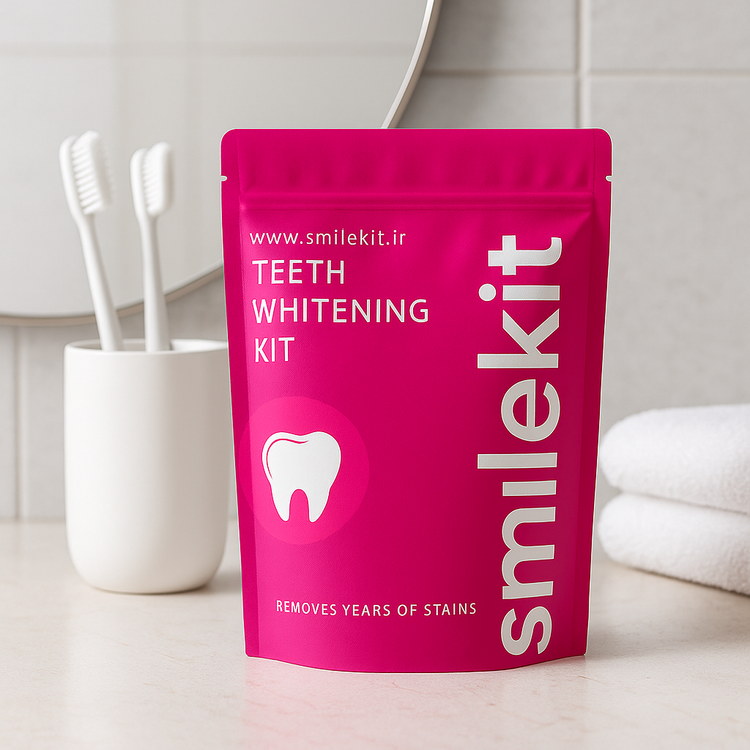 کیت بلیچینگ اسمایلکیت با چراغ LED و سرنگهای ژل روی پسزمینه سفید