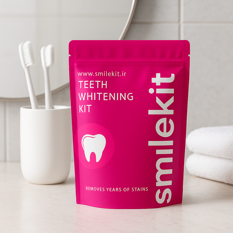 کیت بلیچینگ اسمایلکیت با چراغ LED و سرنگهای ژل روی پسزمینه سفید